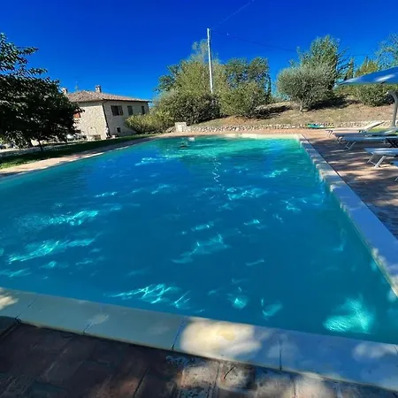Todi By The Poolslps 10exc Pooltodi 5 Kmsrestaurant 05 Kms-both Easy Walks 酒店 Petroro